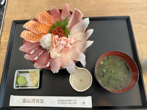 彩り豊かな特上海鮮丼