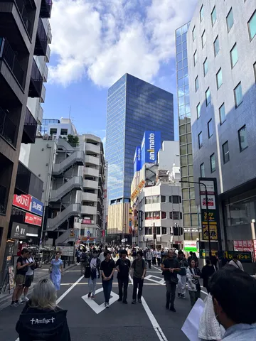 都会の空、ビル群と日常