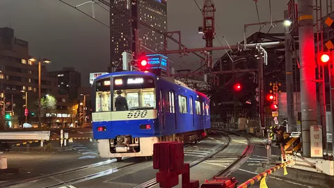 夜の街を駆ける青い列車