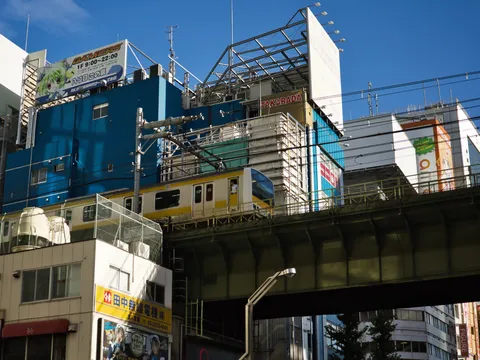 都会の空を駆け抜ける高架線