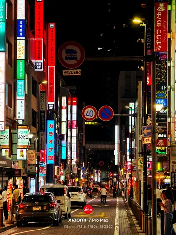夜の街、光の奥行き