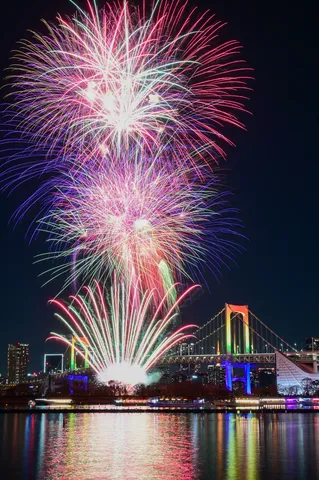 水面に映える光の祭典