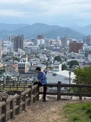 丘の上の風景と人影