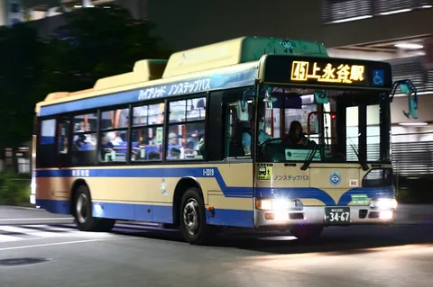 夜の街を走るハイブリッドバス