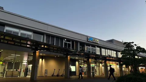 夕暮れ時の駅前、日常のワンシーン