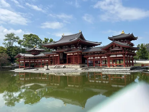 池に映る、幻想的な朱色の建物