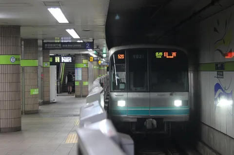 地下鉄の静寂、旅路の始まり