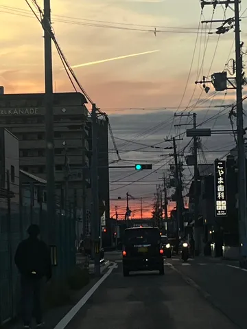 空のキャンバス、街の灯り