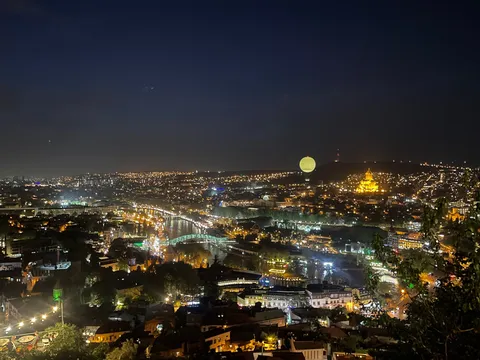 月明かりに照らされる夜景