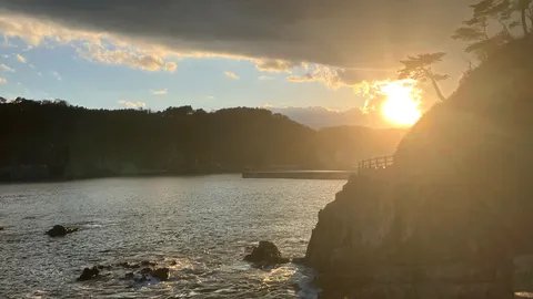 夕陽と海と岩の縁