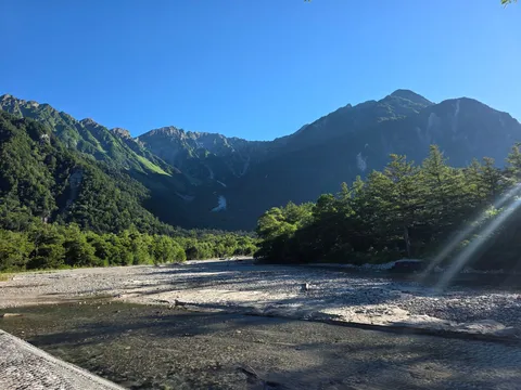 雄大な山々と清流のコントラスト