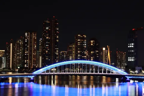 青い橋が渡す夜景