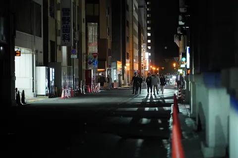夜の路地裏、交錯する影たち