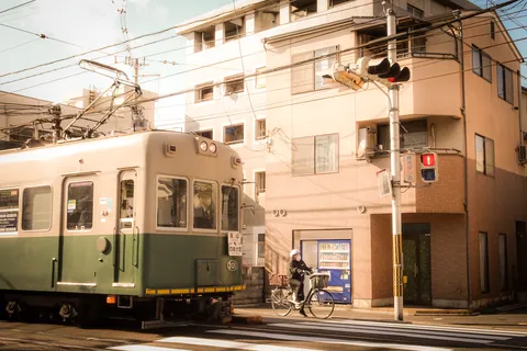 趣ある街角を行く路面電車