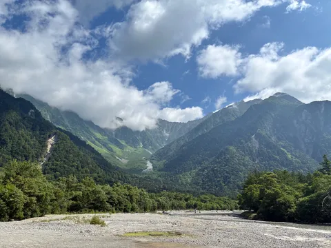 深緑の渓谷と雲海のコントラスト