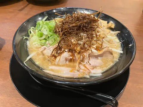 湯気立つ一杯、食欲をそそるラーメン
