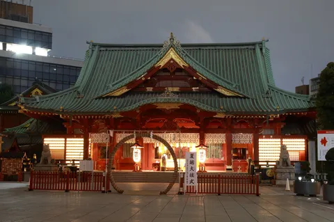 夜に映える祈りの境内
