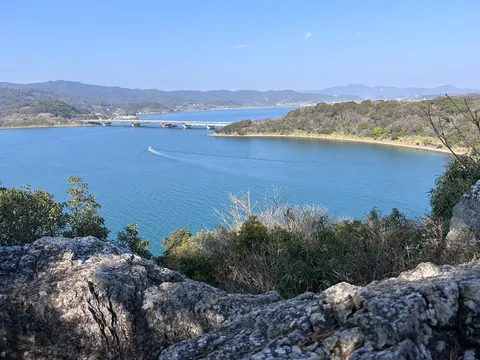 穏やかな水面と橋の風景