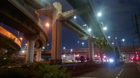 夜の首都高、幾何学の迷宮