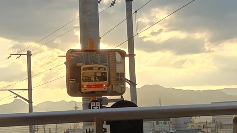 夕暮れの路面鏡に映るバス
