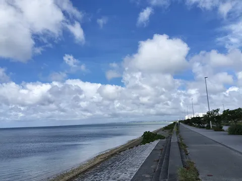海辺の長い道と空模様