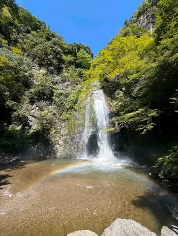 虹がほどける滝の時間