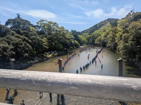 川を埋め尽くす人々、何かの儀式？