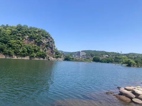 水面に映る新緑の山景色