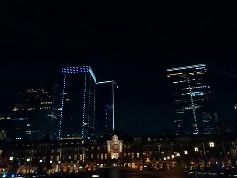 都会の夜景、光のシャワー
