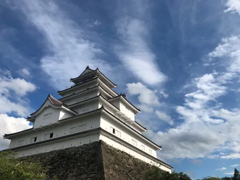 青空に映える白壁の城