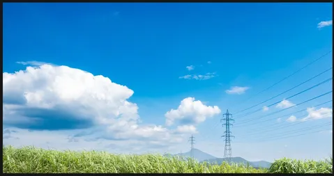 広がる青空と電線