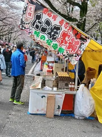 桜と屋台、春の賑わい
