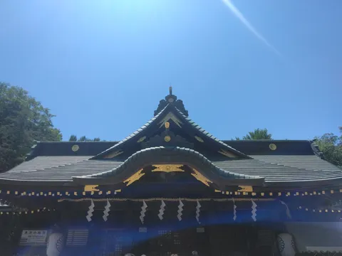 晴れ渡る空と神社の荘厳な屋根