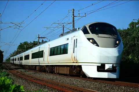 白い流線の列車風景
