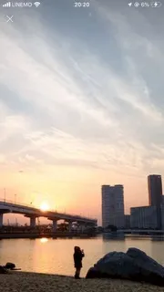 夕暮れの橋とビル群
