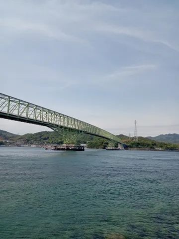 青い海と緑の橋、遠くの山並み