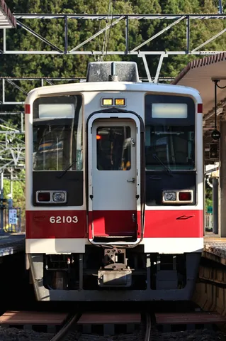 発車寸前、静寂の車両窓