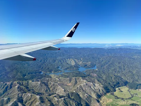青と山を結ぶ飛行の瞬間