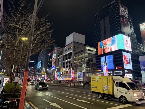 都会の夜を彩る光
