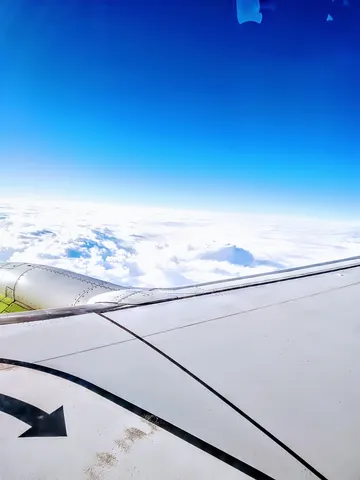 雲と翼の境界、青の静寂