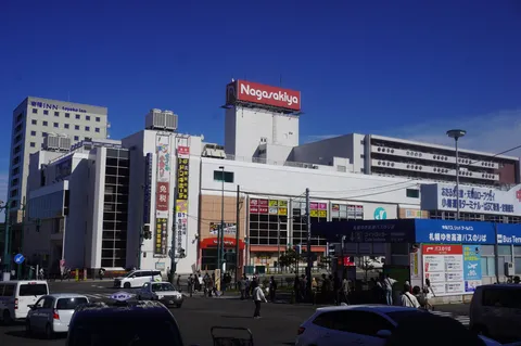 昼下がりの街とネオンサイン