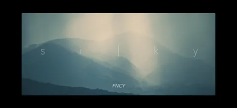 光と霧が織りなす山景