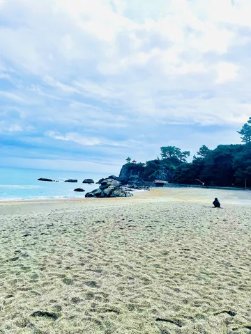 海辺の静寂と、小さな赤