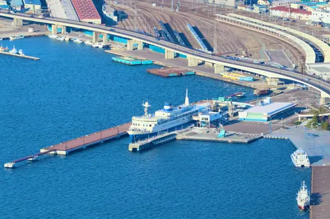 港に佇む船、青い海の静寂