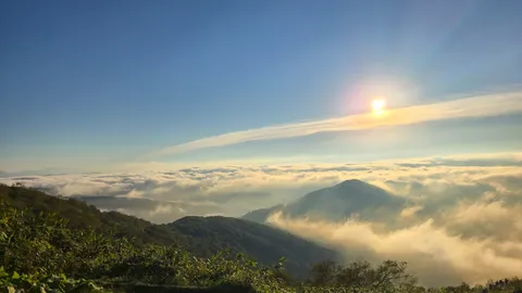 山頂の光と雲海のささやき