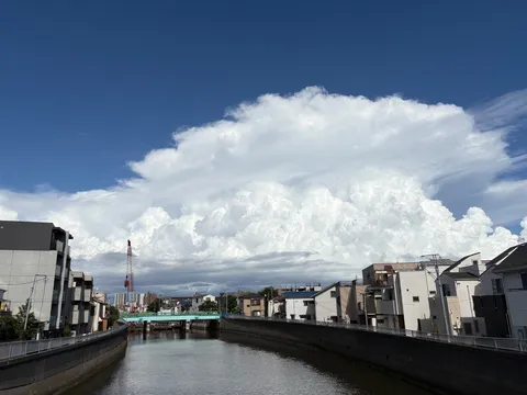 雄大な雲と街の水辺