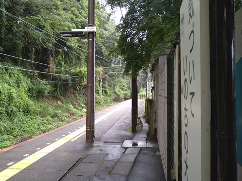 雨上がりの静かな駅