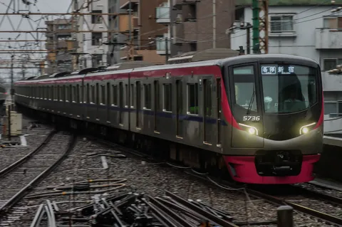 ライト輝く電車の疾走