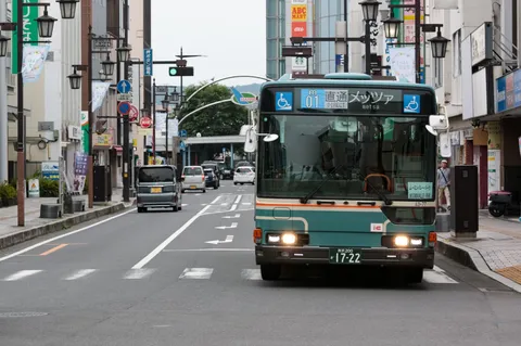 日常を切り取る、バスと街並み