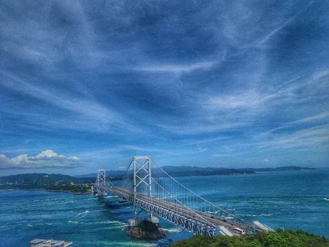 青い海を渡る大橋